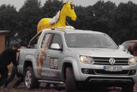 Mit vereinten Kräften kam der wagen raus aus dem Schlamm.